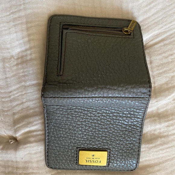 SOLD— FOSSIL WALLET - Picture 3 of 6